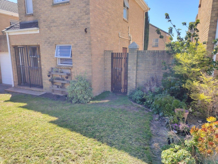 To Let 2 Bedroom Property for Rent in Uitzicht Western Cape
